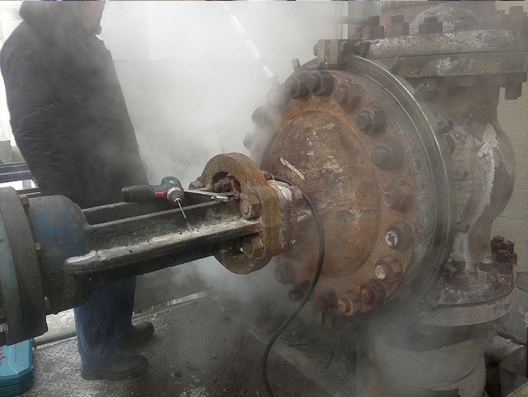 上海通化电厂阀门阀盖：DN600PN6.4，温度510℃,阀盖法兰及螺栓泄漏，采用夹具+螺孔注入法实施封堵成功。