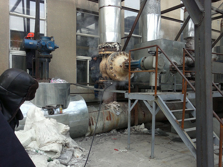 四川辽化电厂法兰：DN400PN6.4MPa，温度420℃ ，垫片腐蚀受损，四周泄漏，采用高温专用胶实施封堵成功。
