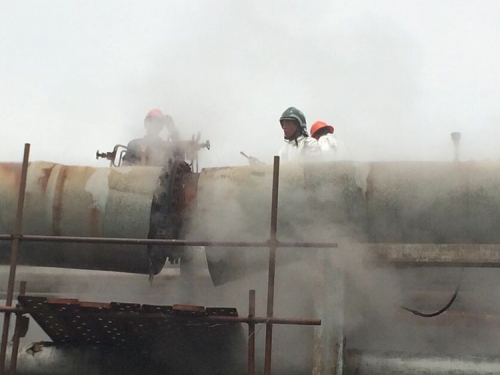 上海芳烃厂公用车间法兰泄漏，DN700PN1.6MPa，温度270℃，采用钢带+螺孔注入法实施堵漏成功