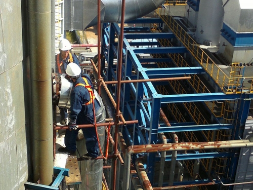 黑龙江炼油厂常减压法兰柴油泄漏，DN500PN3.9MPa，温度420℃，采用特种堵油胶实施堵漏成功。